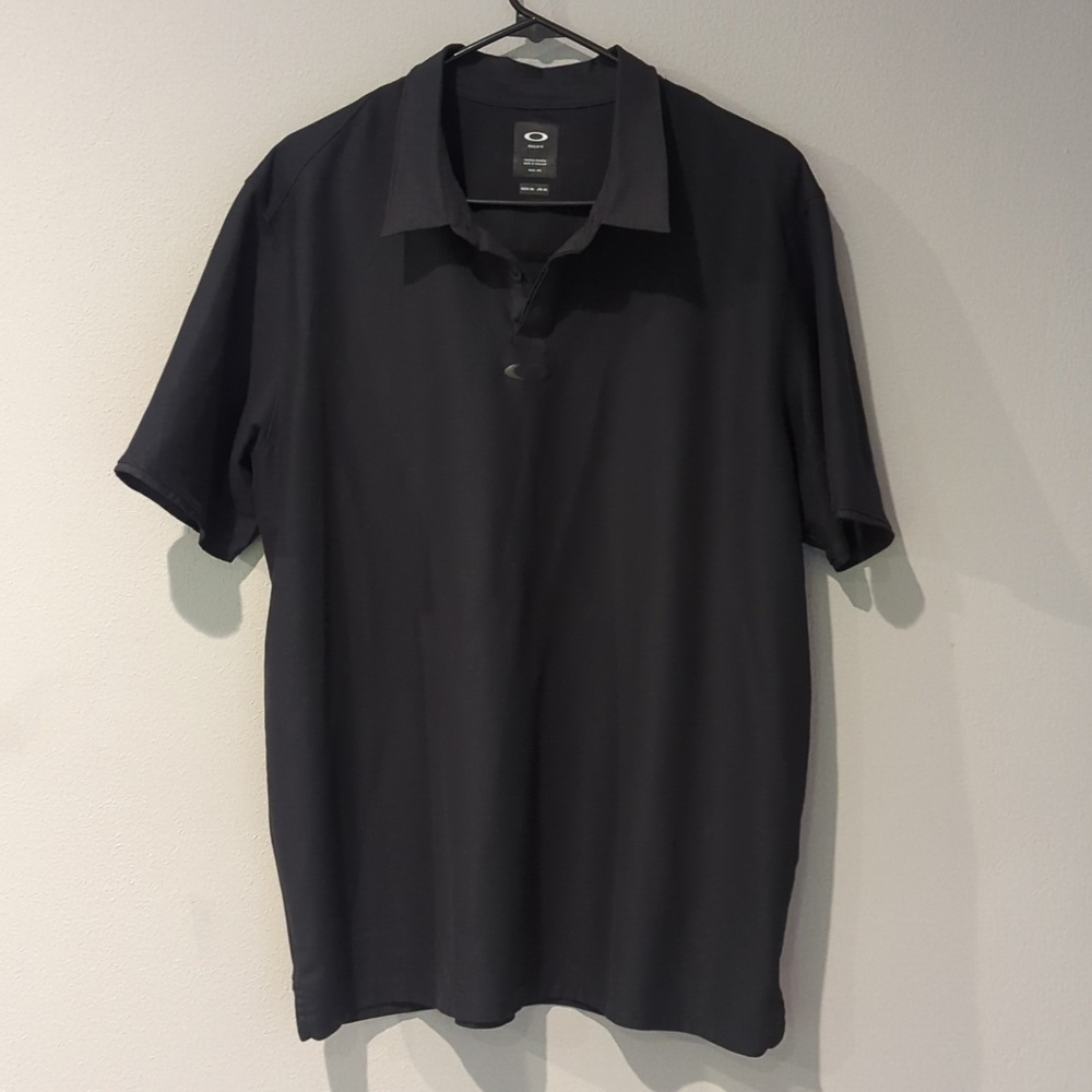 Men's black Oakley 3/4 button down shirt. Men's size 2XL.